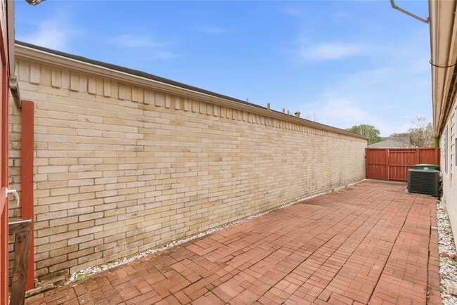 Building Photo - 8819 Kindlewood Dr