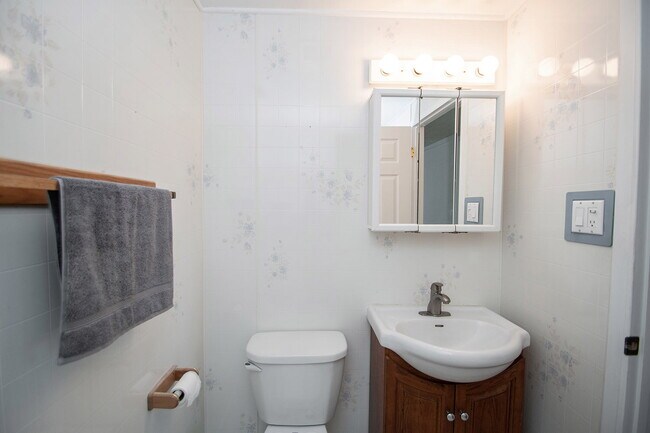 Building Photo - Coming Soon – Easy Living on the Southeast Side