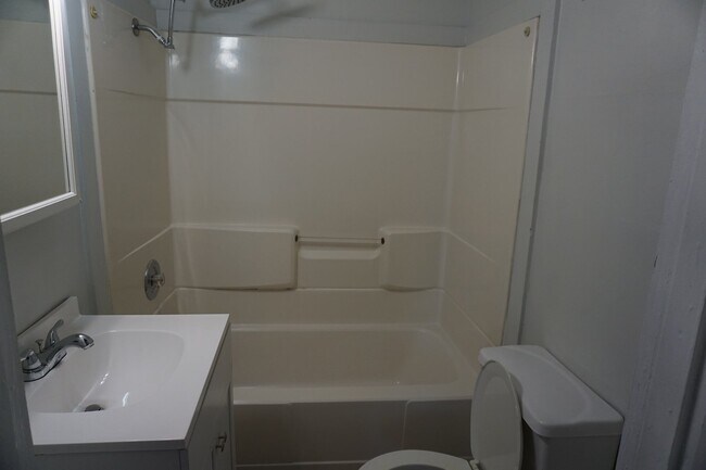 Building Photo - 2BR/1BA Home Downtown - $900/month - Pet F...