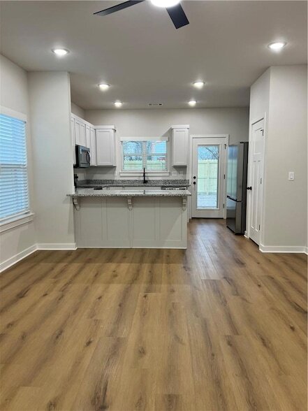Building Photo - 550 Cosmos St