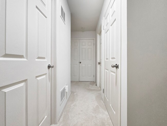 Building Photo - Spacious 3-Bed, 3-Bath Home with Lower Level Bedrooms, Patio, and Garage Near Factoria Mall & Dow...