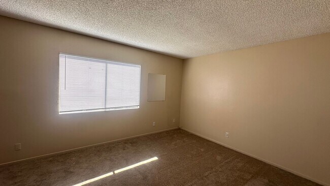 Building Photo - BEAUTIFUL 2 BEDS 1 1/2  BATHROOM APARTMENT