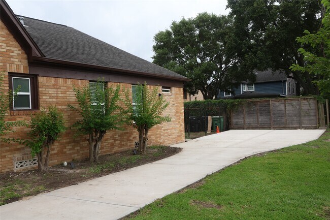 Building Photo - 3121 Southmore Blvd