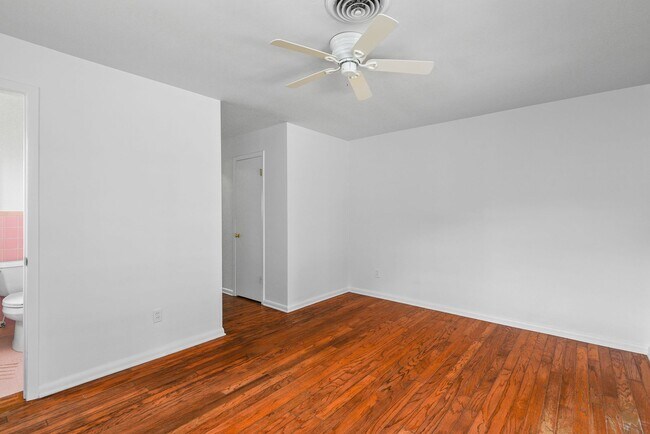 Building Photo - 2107 Brookview Dr