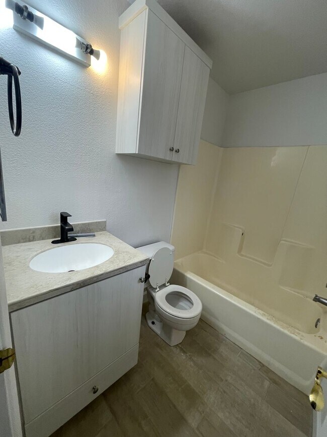 Building Photo - APPLE VALLEY- REFURBISHED 2 BEDROOM , 2 BATHROOM APARTMENT