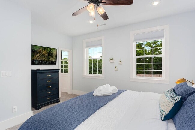 Building Photo - 319 NW A St