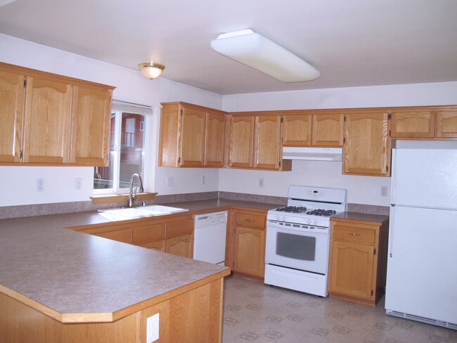 Building Photo - ***PENDING APPLICATION***Charming 3 bedroo...