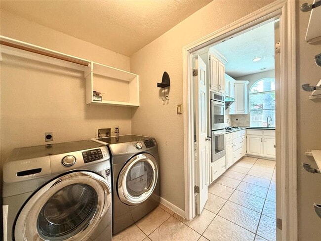 Building Photo - 626 Clarenda Falls Dr