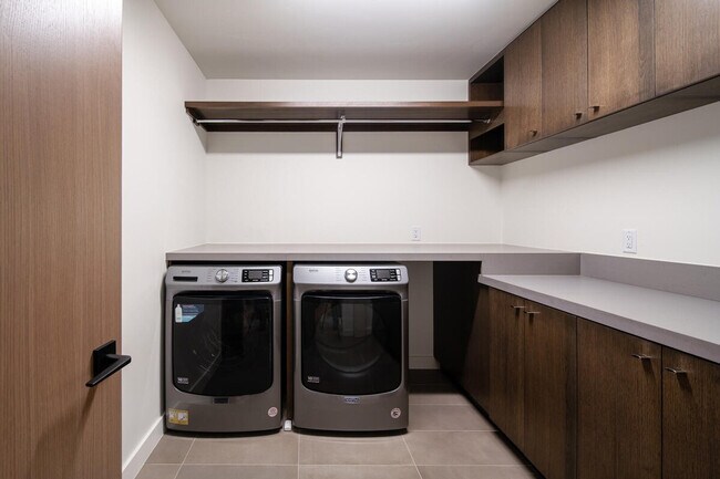 Building Photo - 5 Thistle Way