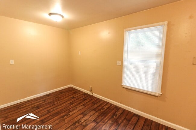 Building Photo - Awesome 6 bedroom home in a great location!