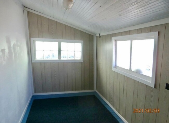 Building Photo - 2 bed bungalow just south of Downtown Bloo...