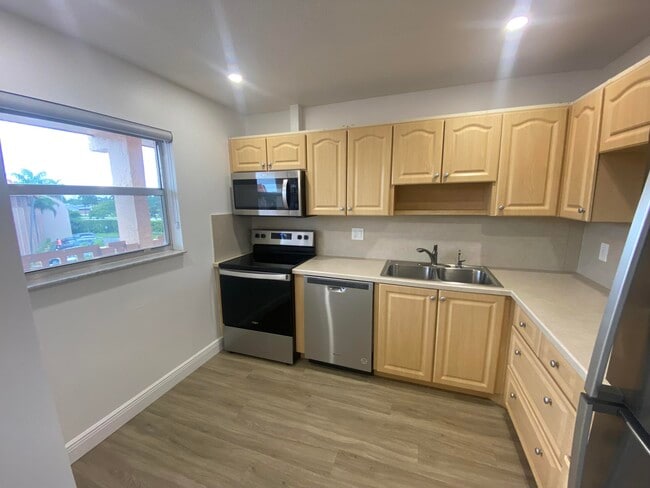 Building Photo - 6850 Royal Palm Blvd