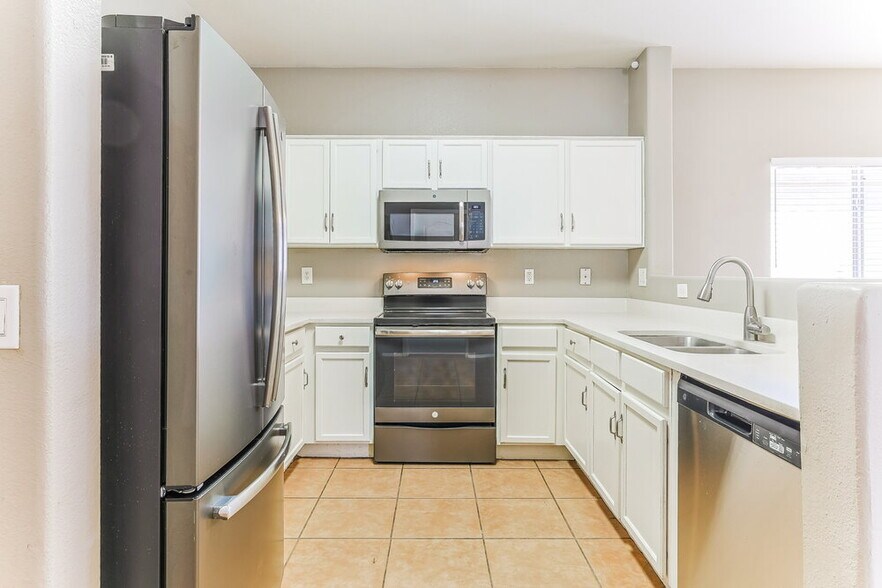 Building Photo - 30225 N Royal Oak Way