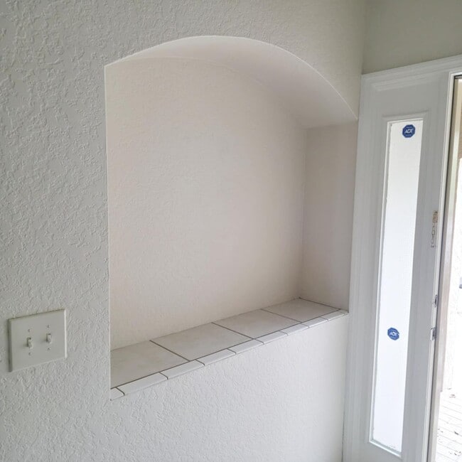 Building Photo - Clean & Bright 2 Bed / 2 Bath