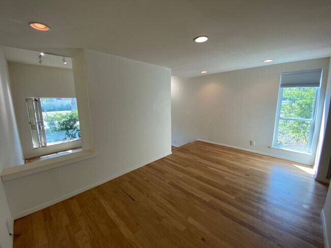 Building Photo - Alamo Heights Gem ~  2 / 2.5 Multi-Level C...