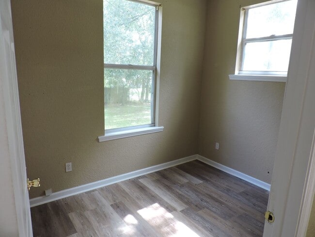 Building Photo - 620 SW Highland Ave