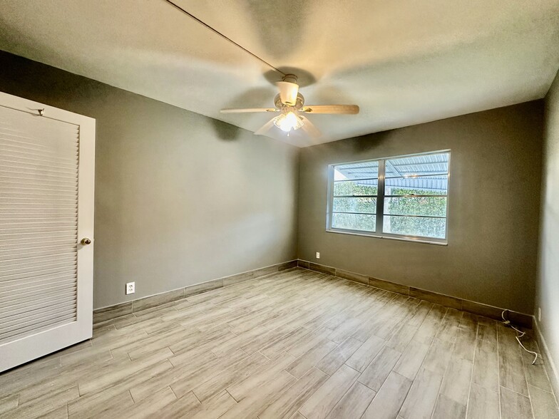Building Photo - 1113 Lake Ter