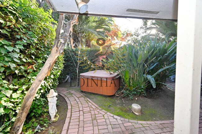 Building Photo - 360 E Terrace Ave