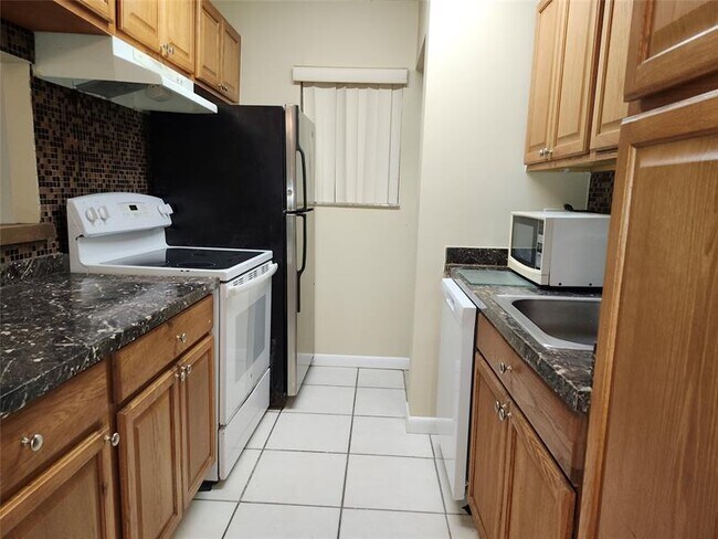 Building Photo - 545 Trace Cir