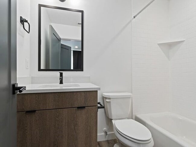 Building Photo - Downtown Beautiful 4 bed, 4 bath town-home