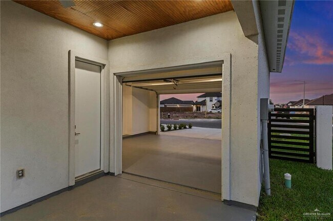 Building Photo - 31 E Conroe Rd