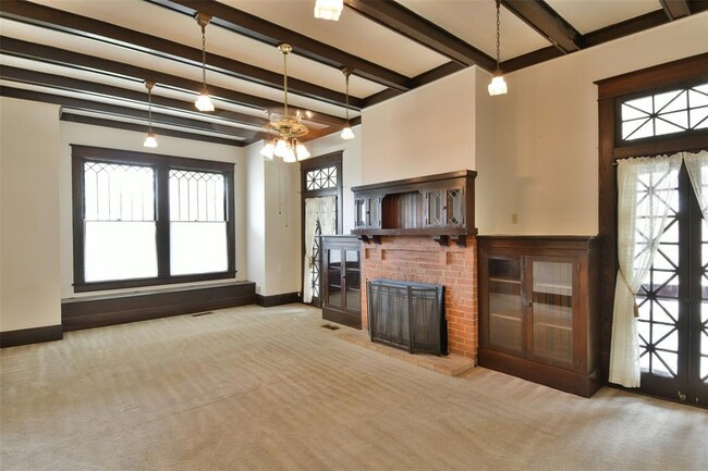 Building Photo - 1002 S Day St