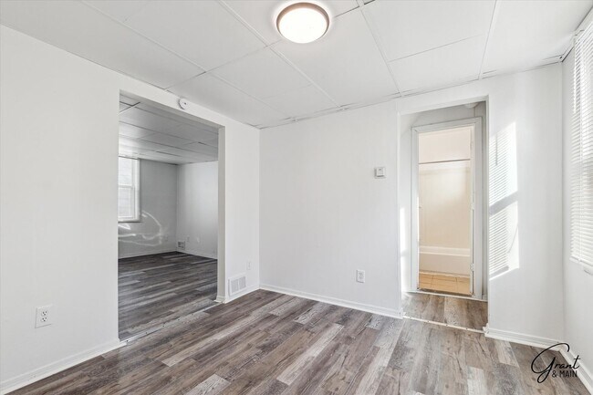 Building Photo - 2615 Emmons Ave