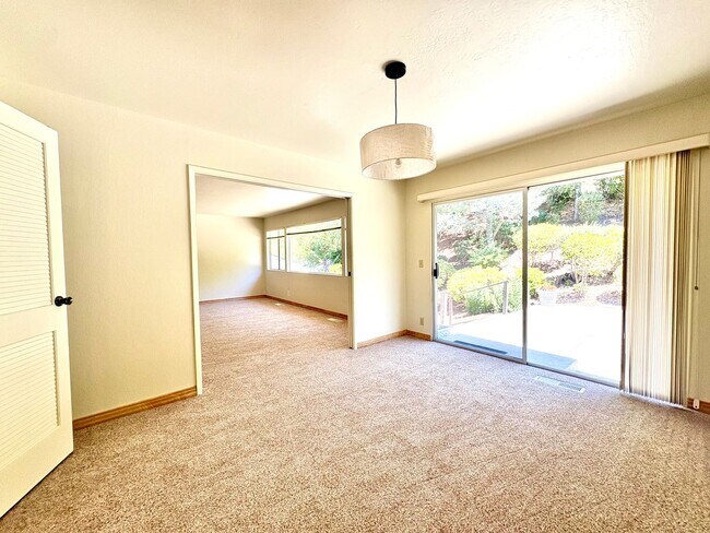 Building Photo - 1732 Las Gallinas Ave