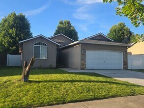 Building Photo - For Rent: 3 Bed, 2 Bath Home with Garage i...