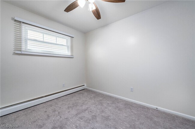 Building Photo - 3842 Edgewater Dr
