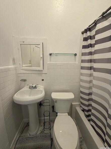 Building Photo - 919 S Alamo St