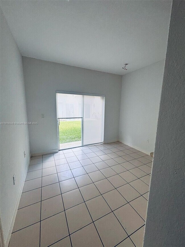 Building Photo - 1663 SE 29th St