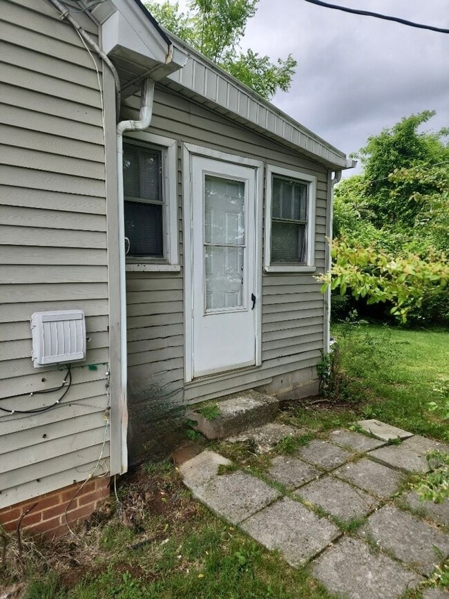 Building Photo - 214 King St