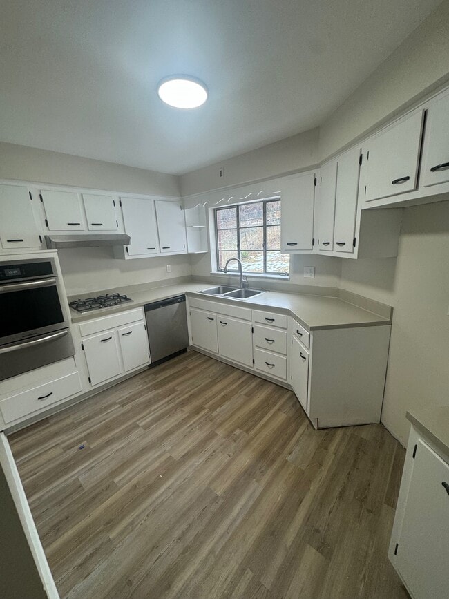 Building Photo - 545 Stokes Ave