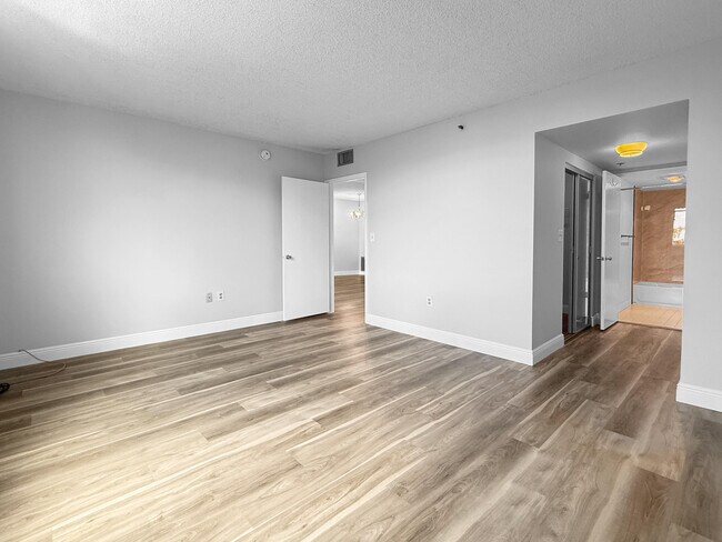 Building Photo - 919 Hillcrest Dr