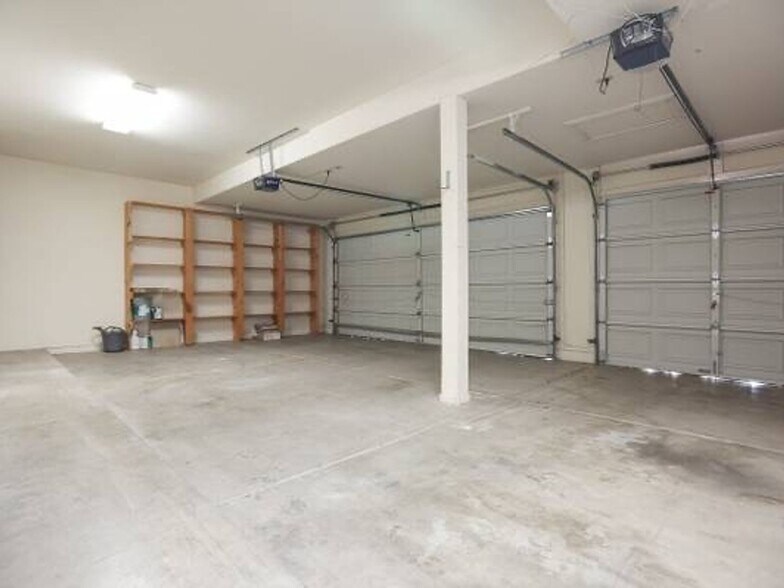 Building Photo - 15404 S 13th Ave