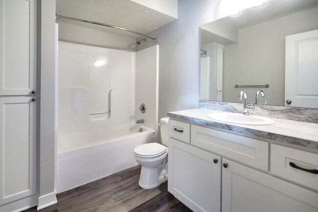 Building Photo - Spacious 2 Bed/2 Bath Condo in Prime Location