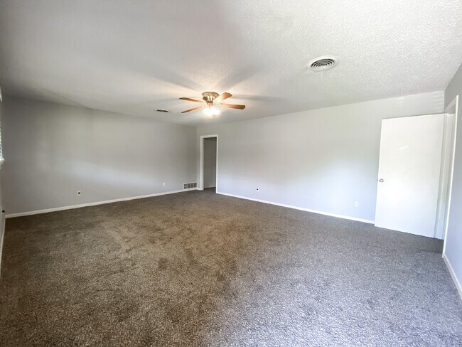 Building Photo - Charming 3-Bedroom Home with Cozy Fireplace