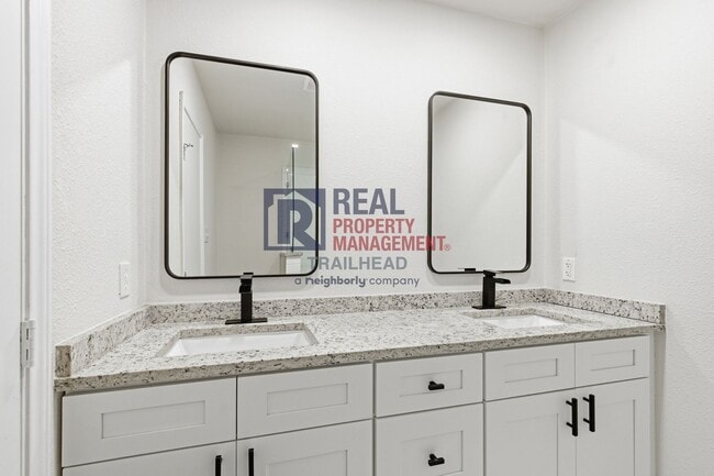 Building Photo - Spacious Modern 5 Bed / 2.5 Bath + 1 Bed / 1 Bath ADU in Wedgwood