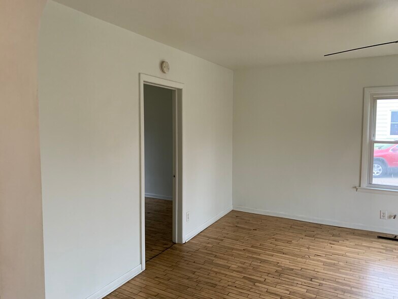 Building Photo - 413 Kekoskee St