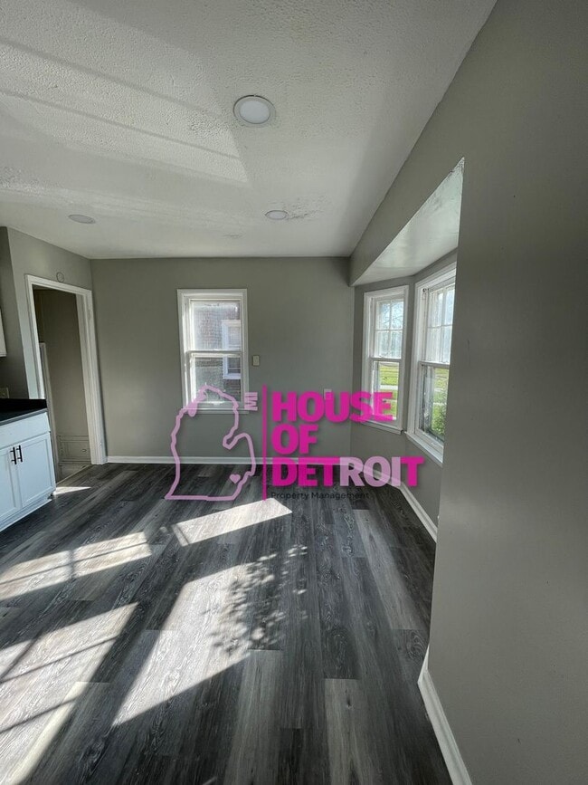 Building Photo - Summer Special~3 BEDROOM | 1 BATH | FREE P...