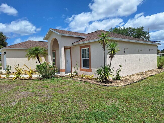 Building Photo - "Charming 3-Bed, 2-Bath Retreat on Lychee Court in Punta Gorda – Your Perfect 1,224 Sq Ft Getaway!"