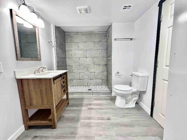 Building Photo - 719 S Poplar St