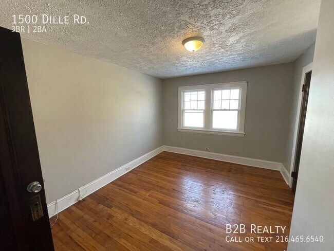 Building Photo - Beautiful and Newly Renovated Single Famil...