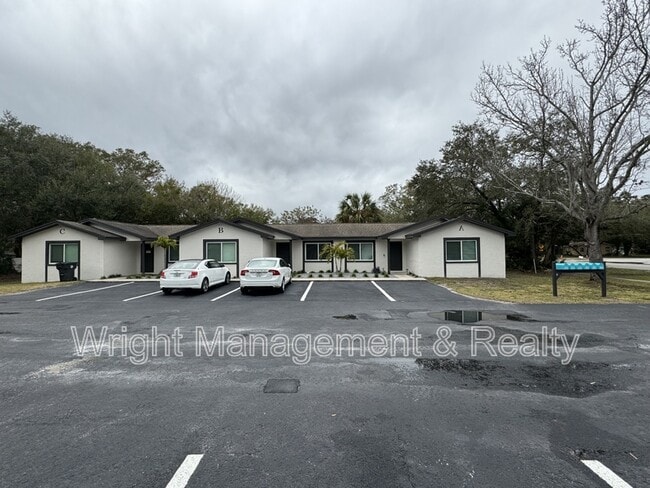 Building Photo - 206 St Petersburg Dr E