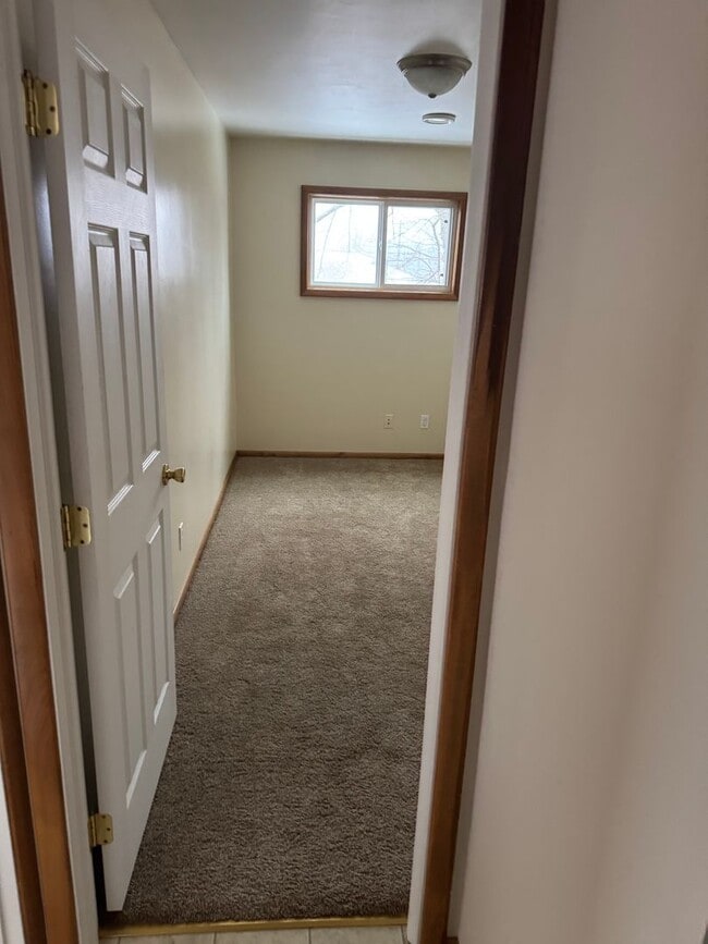 Building Photo - 2 bedroom 1 bath second floor unit