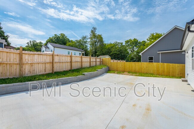 Building Photo - 2631 Rogers Dr SE