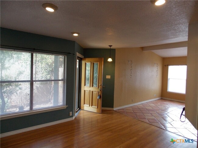 Building Photo - 1414 Leander