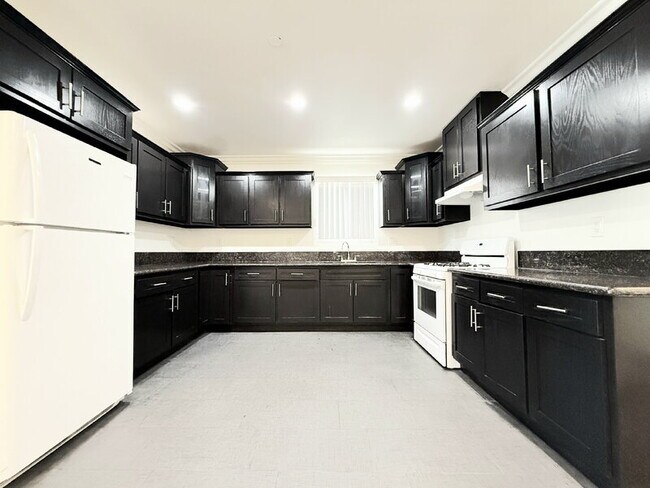 Building Photo - 114 W 50th St