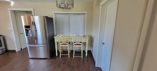 TRESTLE TABL N CHAIRS INCLUDED - 212 S Main St